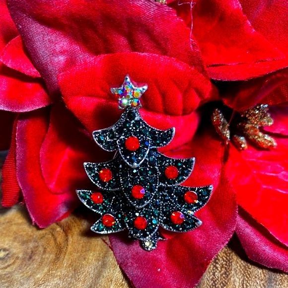Christmas Tree Pin, NWOT, Beautiful Rhinestones & Crystals Covering aSilver Base - Picture 2 of 7